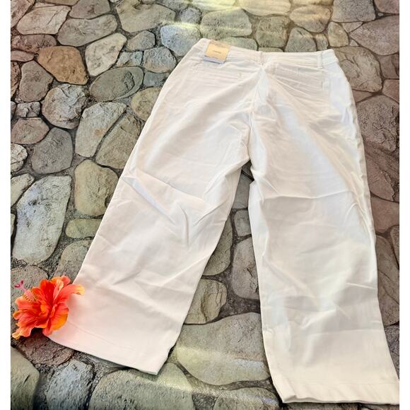 NWT WHITE CAPRI PANT - Picture 4 of 5